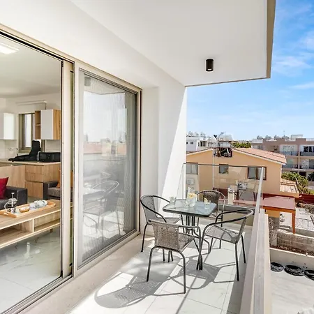 Adolina One Bedroom 104 By Ezoria Appartement